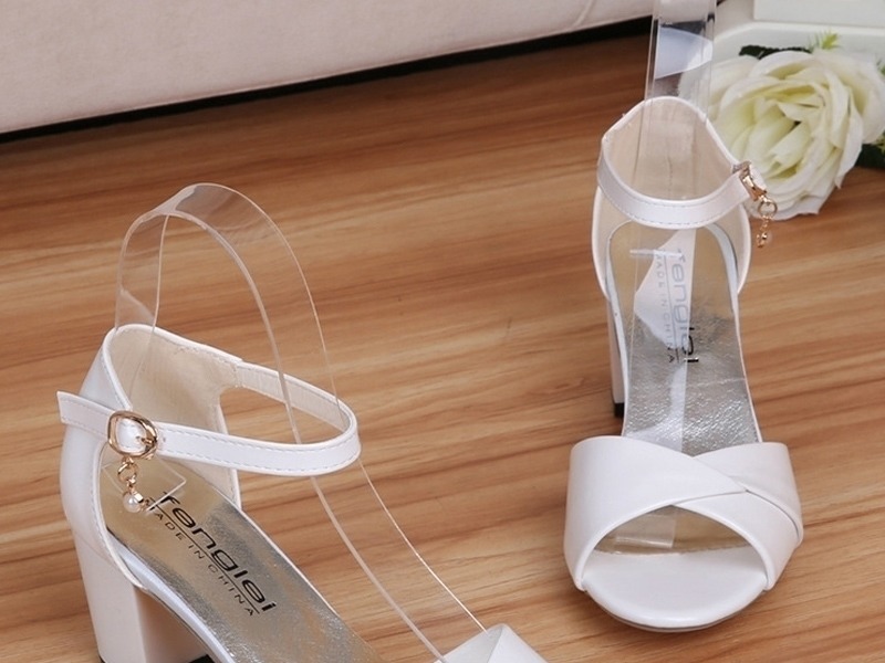 老婆 老婆真会穿逛街回来,被她脚上的凉鞋给惊艳到,迷人的认不出来