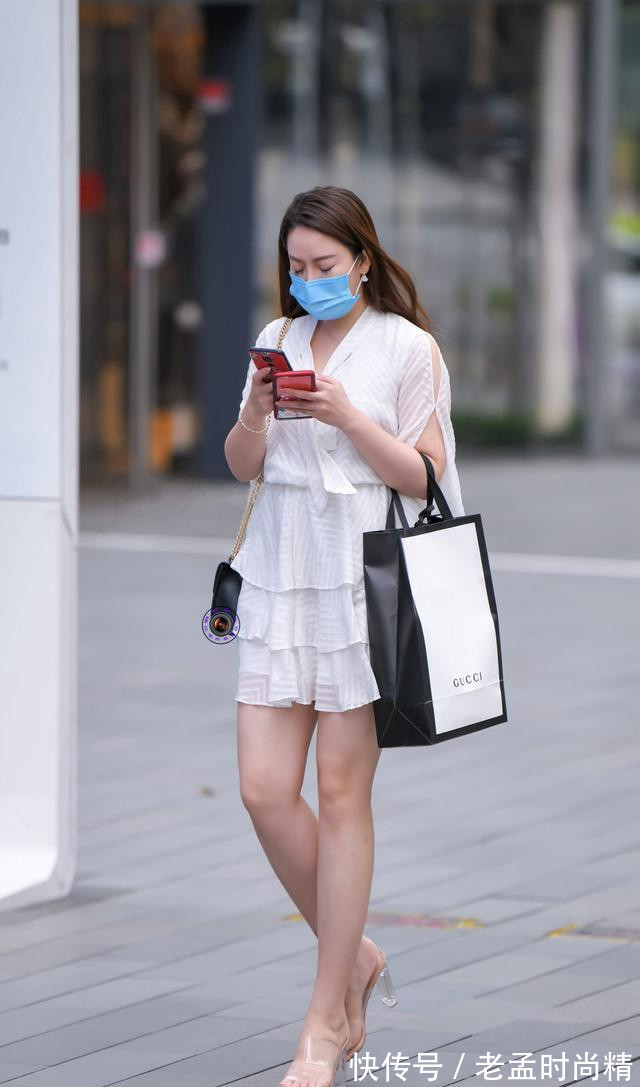 裙子|初冬时节的南方城市,风和日丽,裙子依旧是漂亮女生的日常穿搭