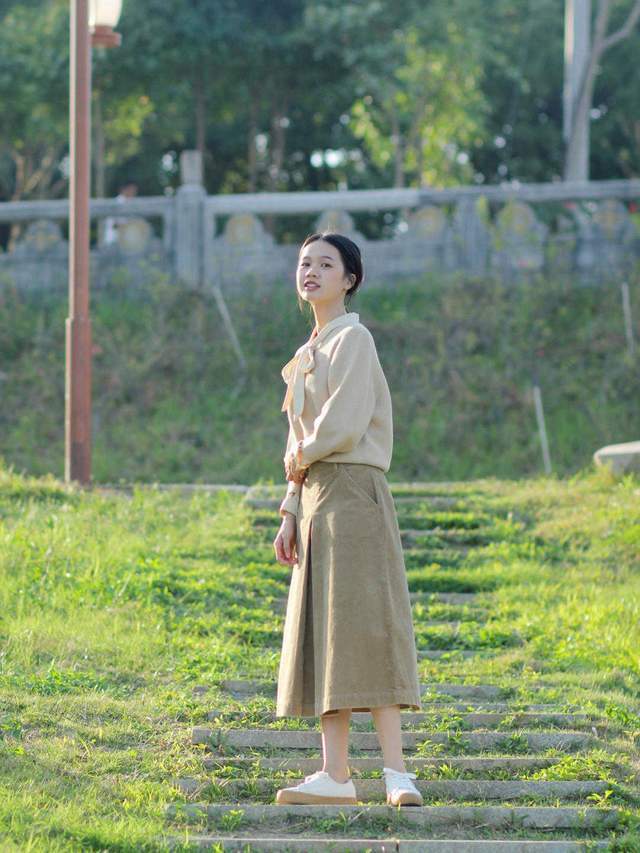 半裙|针织衫怎么穿才好看?试试这4种搭配方式,让你美到骨子里