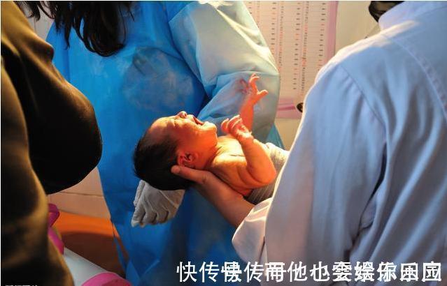 亲妈|新晋奶爸在产房外被自己亲妈气哭，网友乐了：妈，我只想抱下孩子