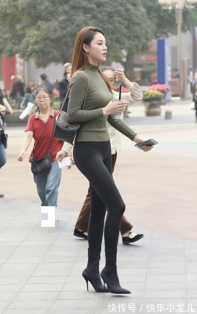 气质出众 军绿色修身上衣搭配瑜伽裤,温文尔雅真的很潇洒
