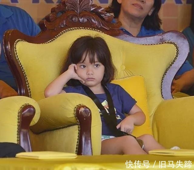 9岁皇室公主摆臭脸出圈厌世萌也太可爱了