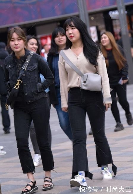 牛仔裤 穿着卡其色,时尚而老成,充满高级感