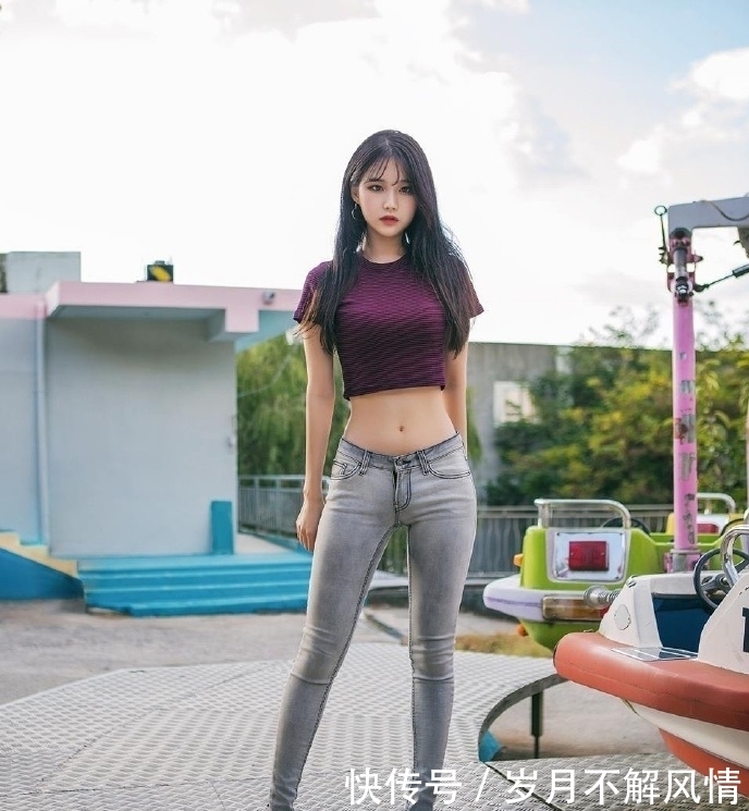 羡慕|街拍:身材苗条有型的美女,漂亮前卫,身材比例看着羡慕!