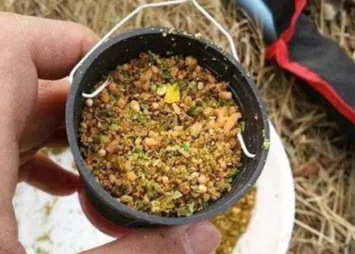 天气太冷,诱鱼太慢?那是你用过这4个打窝方式,别再傻傻不知情