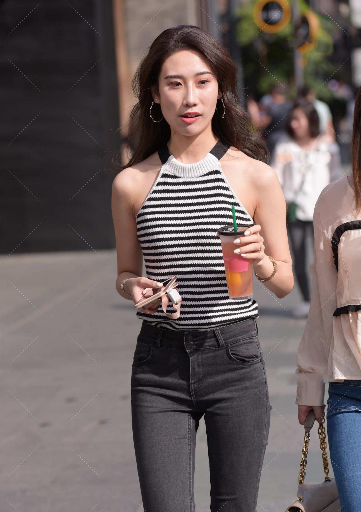 时尚|条纹针织衫，搭配高腰牛仔裤时尚大气，更显独特气质