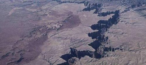 卫星 卫星拍下东非大裂谷景象,引网友热议:这简直是“反人类”现象