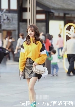 气质|路人街拍,小姐姐搭配时尚的黑色连衣裙,休闲又不失气质