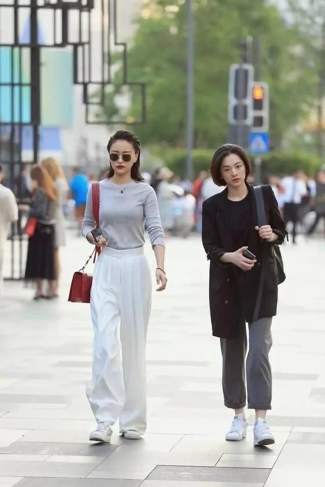 街拍：时尚靓丽的气质美女，灰色的连衣裙，很显优雅身姿