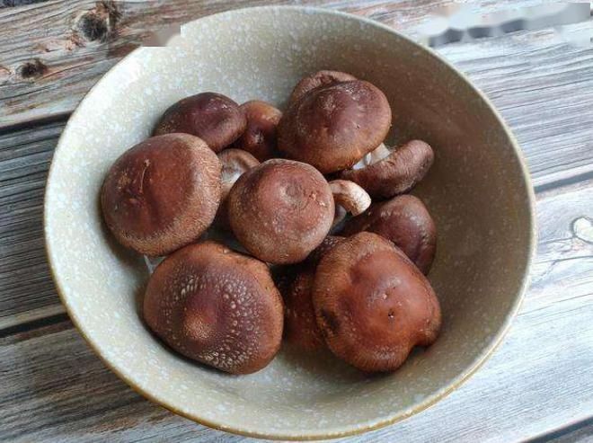 就行了|洗香菇,用水冲就行了错大厨教你2招,虫卵脏东西自动泡出来