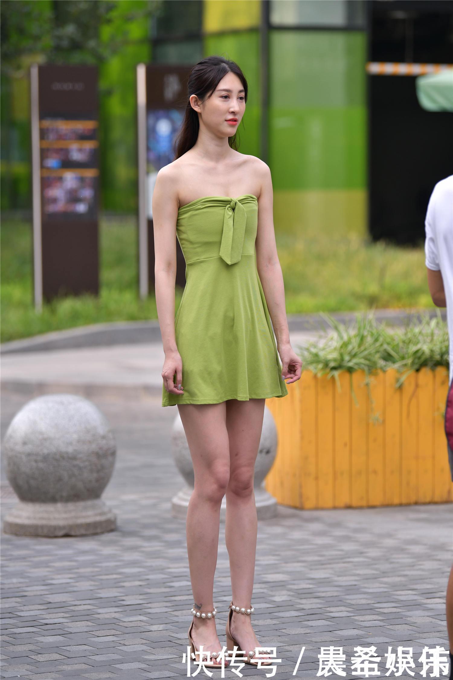 美女街拍美女个子非常高，乌黑靓丽的秀发散落在肩上，妩媚感十足