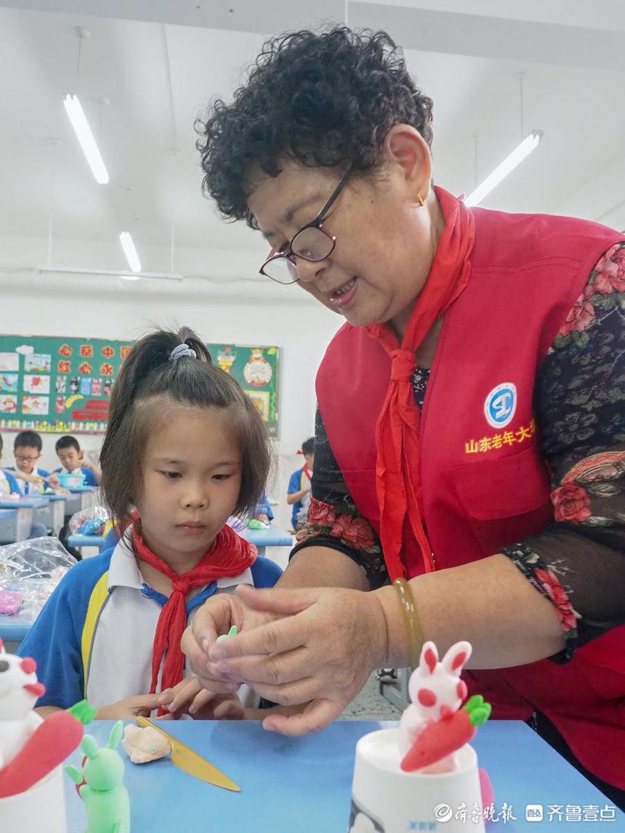 志愿者|老年大学志愿者走进小学课堂，老少共度中秋节