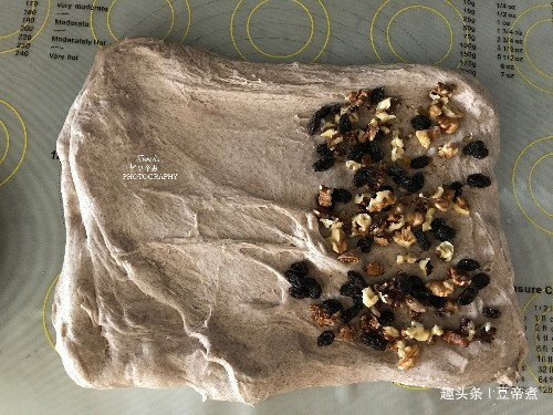 面粉别再做馒头了,随便揉一揉,加点干果,大人小孩都爱吃