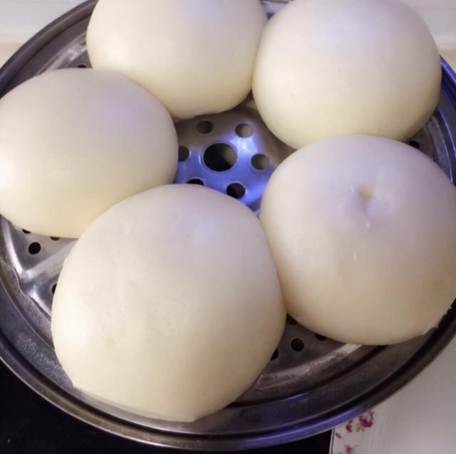 发面时，别只会加酵母！再加这2样，半小时发满盆，馒头暄软蓬松
