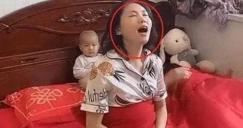 睡眠质量|一家三口睡觉照片曝光,爸妈熟睡宝宝坐一旁,宝宝这家长真难带