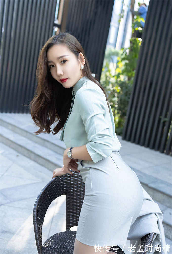 紧身衣 小姐姐穿着简洁轻盈的职业装,时尚精致,女神范十足