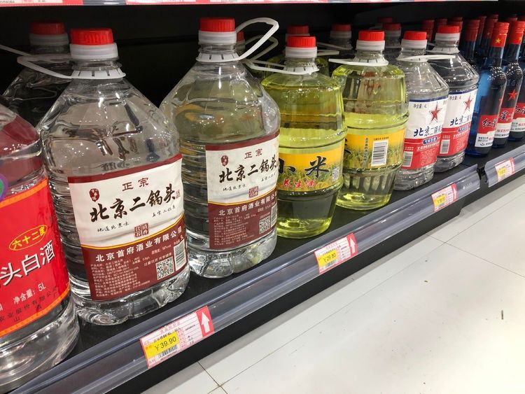 酿造的酒|买白酒时，不管啥品牌，只要酒瓶上有“这行字”，全是酒精勾兑酒