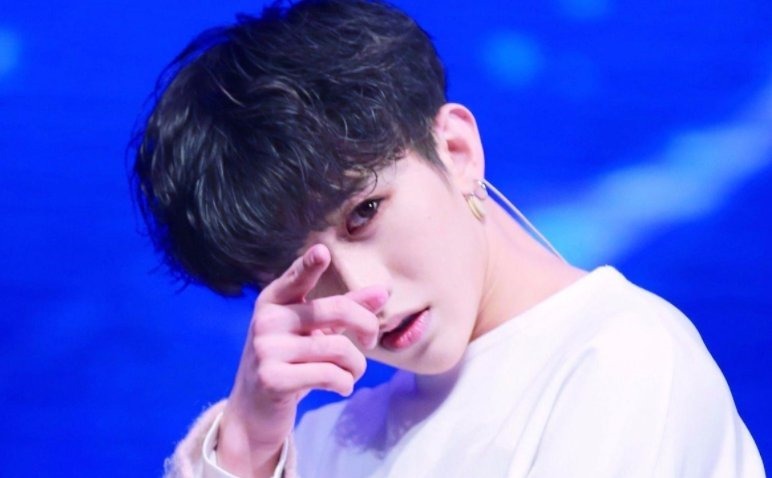 蔡徐坤速度有多快？镜头前“快到模糊”，网友：顶流走路都带风