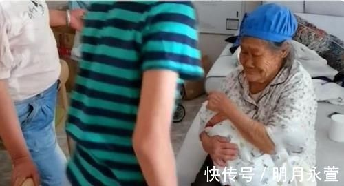 邵通|90岁老人第一次抱重孙，几个小时不撒手：眼前的孙子突然不香了