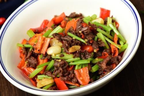 炒牛肉,不要放盐和淀粉腌制,多放2种东西,牛肉又香又滑嫩