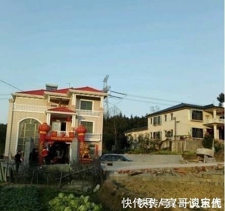 农村|农村小伙花费百万建小楼,成村里风光建筑,屋顶却成最大的败笔!