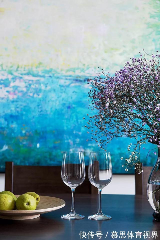 客厅|他家136平新房，家具优雅，客厅大方，背景墙富有品味！太迷人了