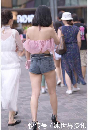 薄纱|粉色薄纱背心搭配牛仔短裤,时髦出众,青春有活力