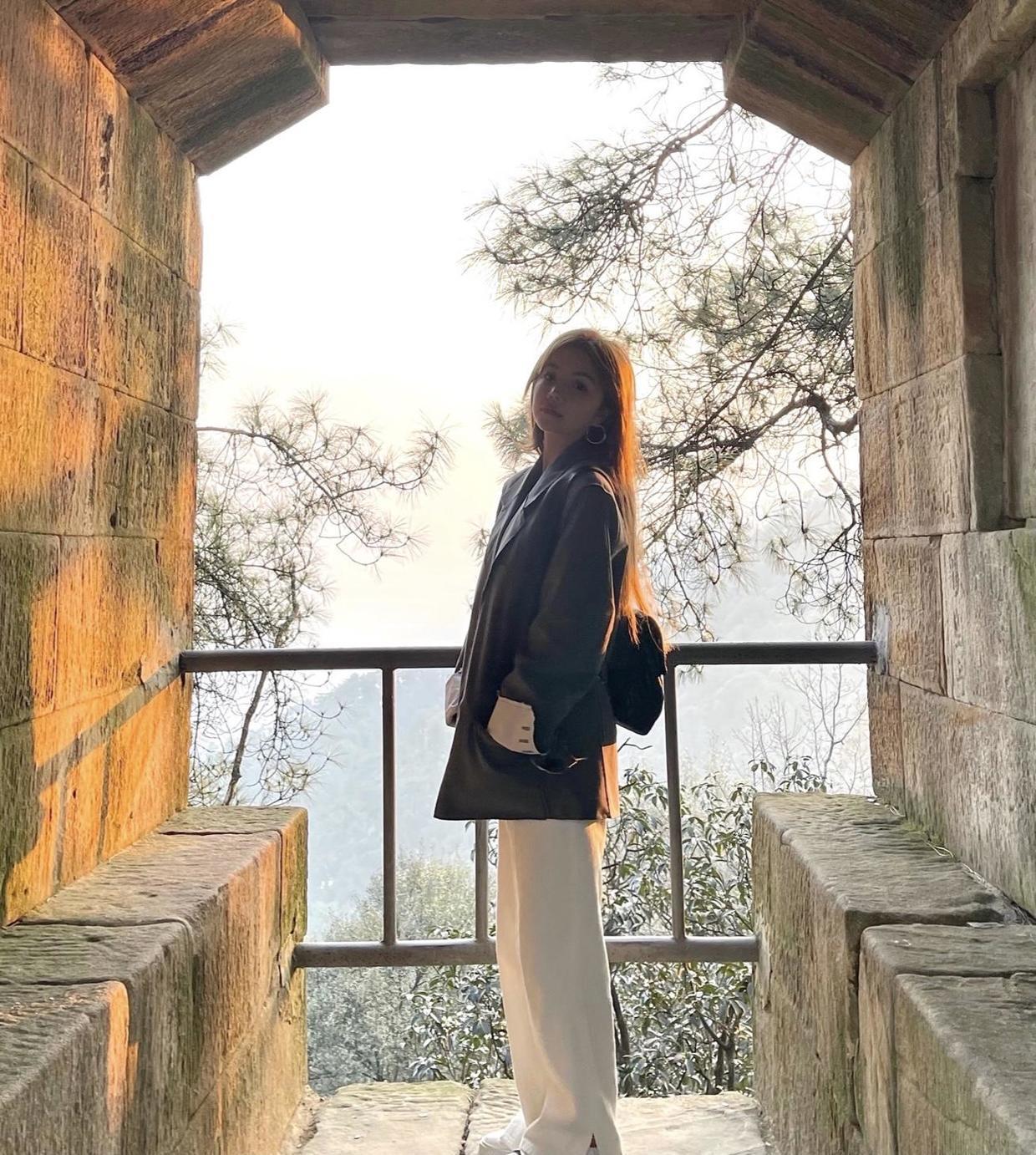 小蛮腰|女明星安崎气质绝了,穿卡其色格纹露脐装配黑色长裤,高级又洋气