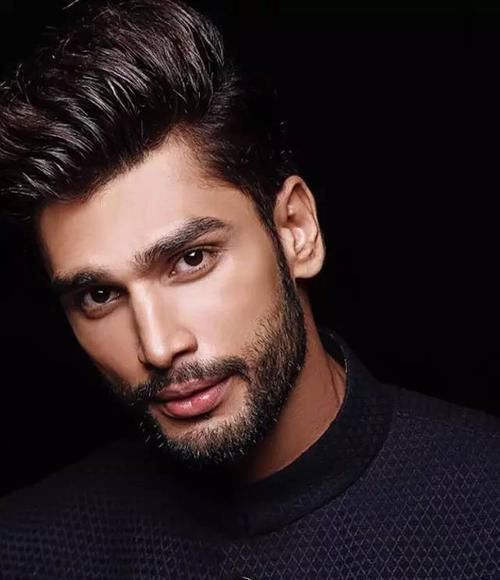 他没有心脏却仍坚持健身,美国27岁小伙感动全球