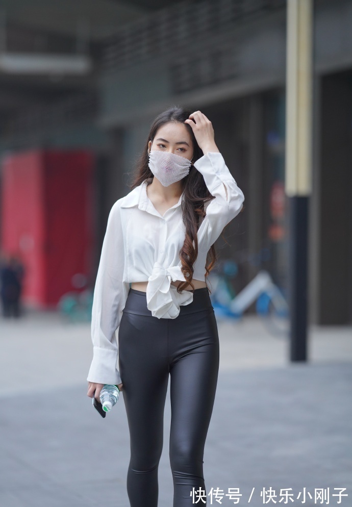 白衬衫 皮裤真是经典,简单搭个白衬衫,既有气质又有线条!