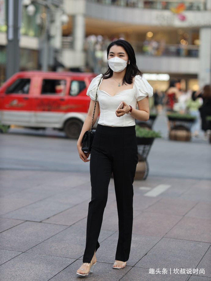 经典“黑白配”,既有气质又显身材,让你轻松“胜人一筹”