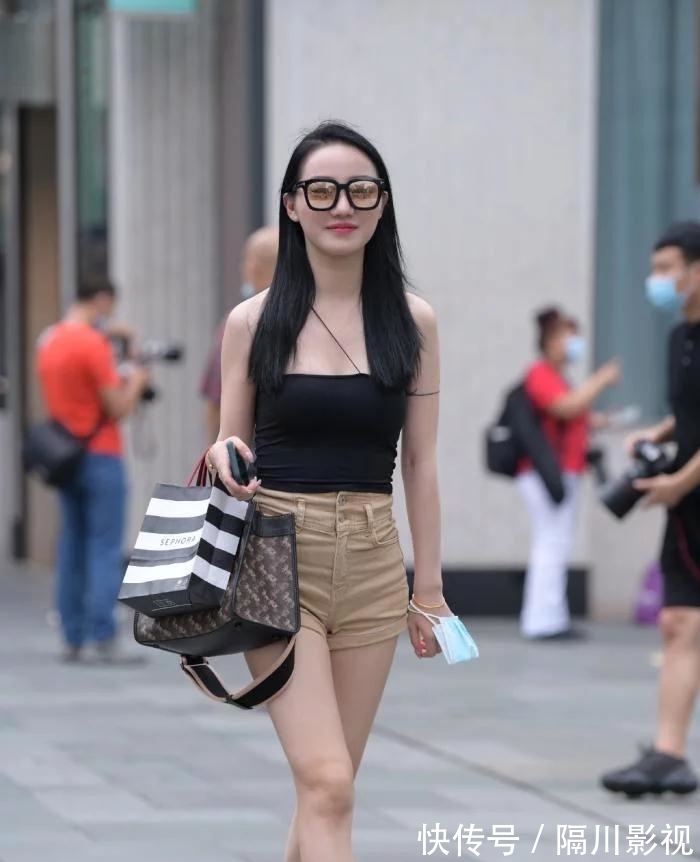 大框眼镜 别致抹胸搭配大框眼镜, 个性又有气质!