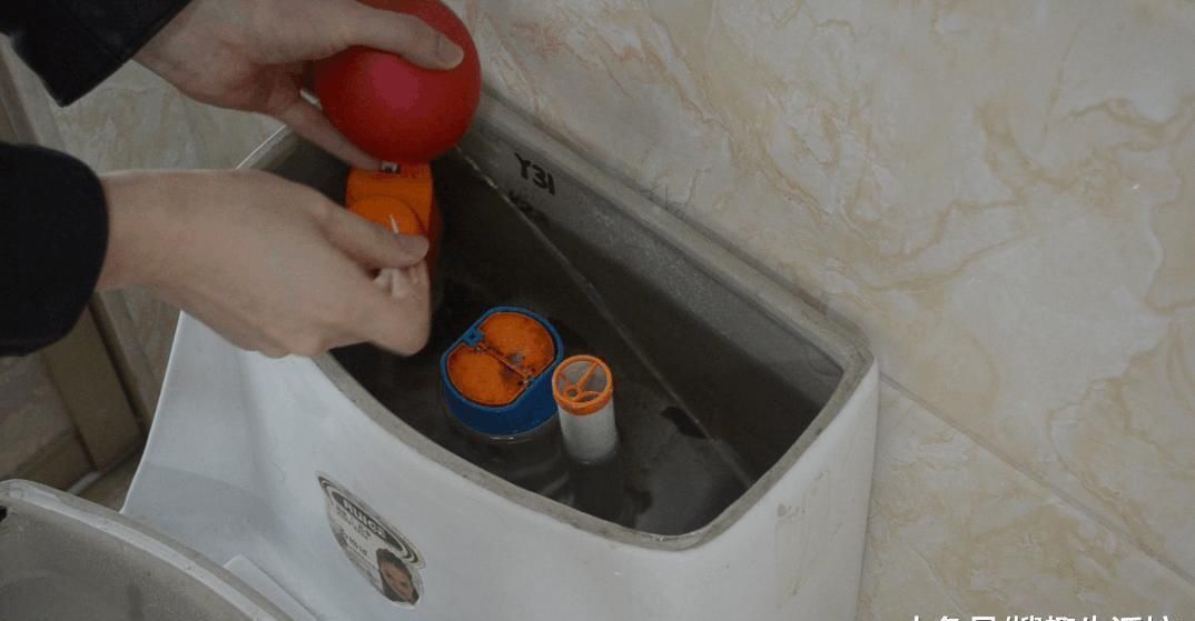 把气球放在马桶里面, 能解决家家户户都困扰的难题, 简直太实用了