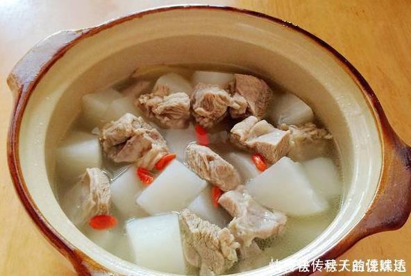 冬天要常吃羊肉，炖羊肉时，别放太多料，3样就够了，汤鲜无膻味