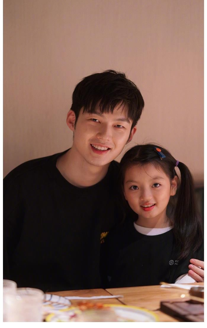 面对镜头|9岁阿拉蕾近照认不出,时隔3年骑董力脖子,董力:你长大了,我也老了