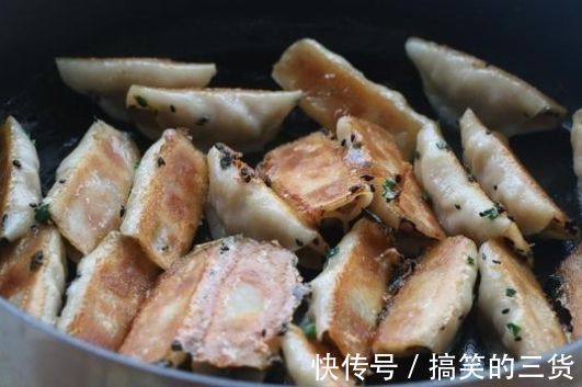 白粥|洋葱别炒着吃，教你解馋新吃法，又鲜又嫩，出锅孩子一口气吃10个