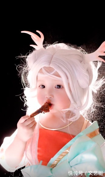 网红|2岁网红为流量戴假发，喝奶茶吃烤鸡，网友称会影响心脑血管发育