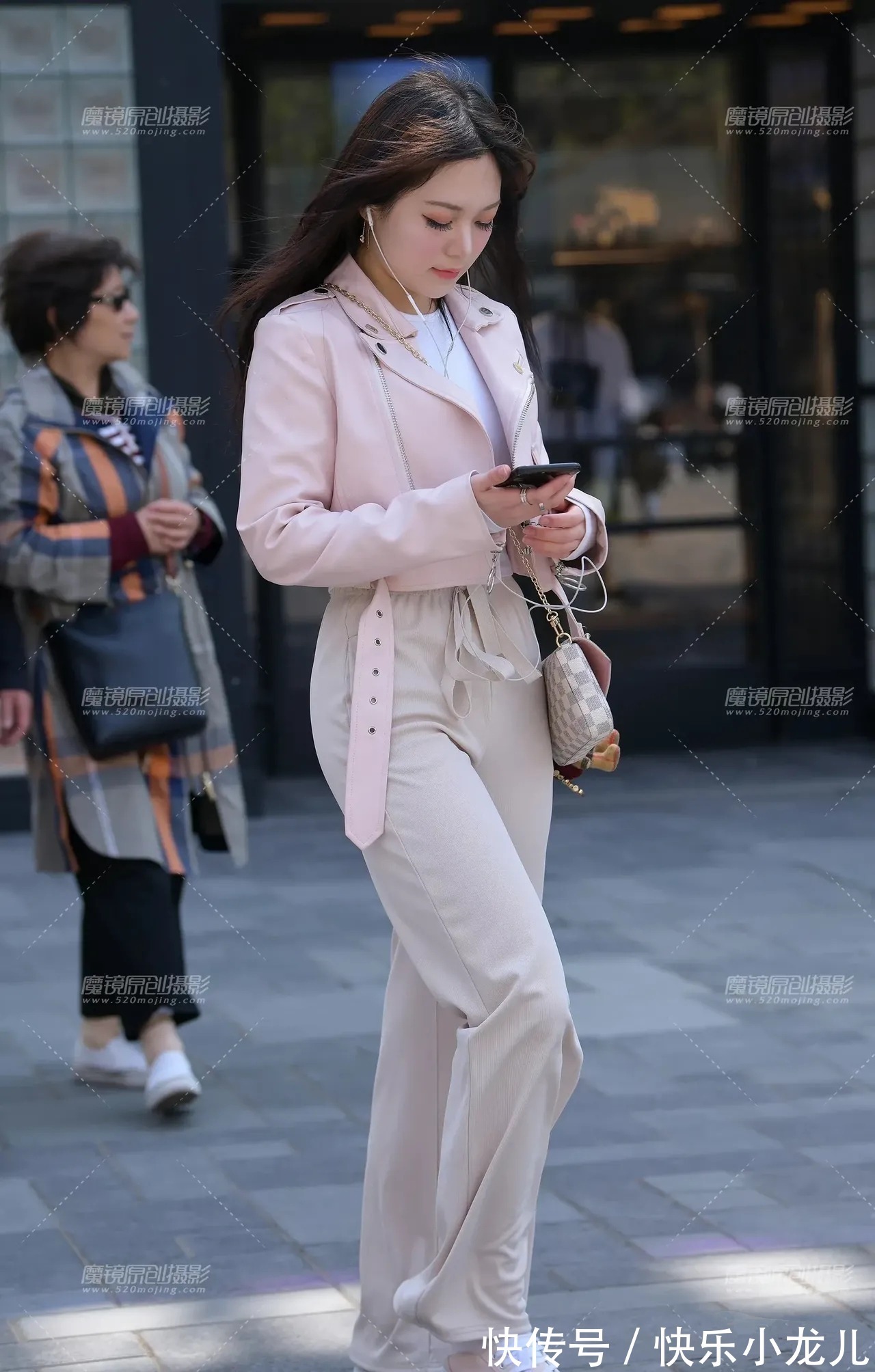 系带 白色T恤外搭粉色小风衣,搭配系带直筒裤,时髦帅气又舒适修身