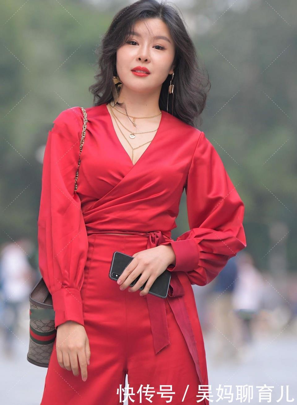 血色|小白鞋搭配修身碎花裙,优雅时尚,满满的青春少女感