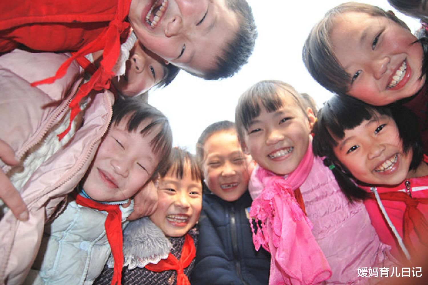 “奶辣风”走进儿童，4岁女娃穿高跟鞋打扮成熟，审美早熟很危险