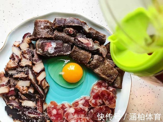 解馋|家常腊味三拼，加入一个鸡蛋蒸一蒸就上桌，简单又解馋
