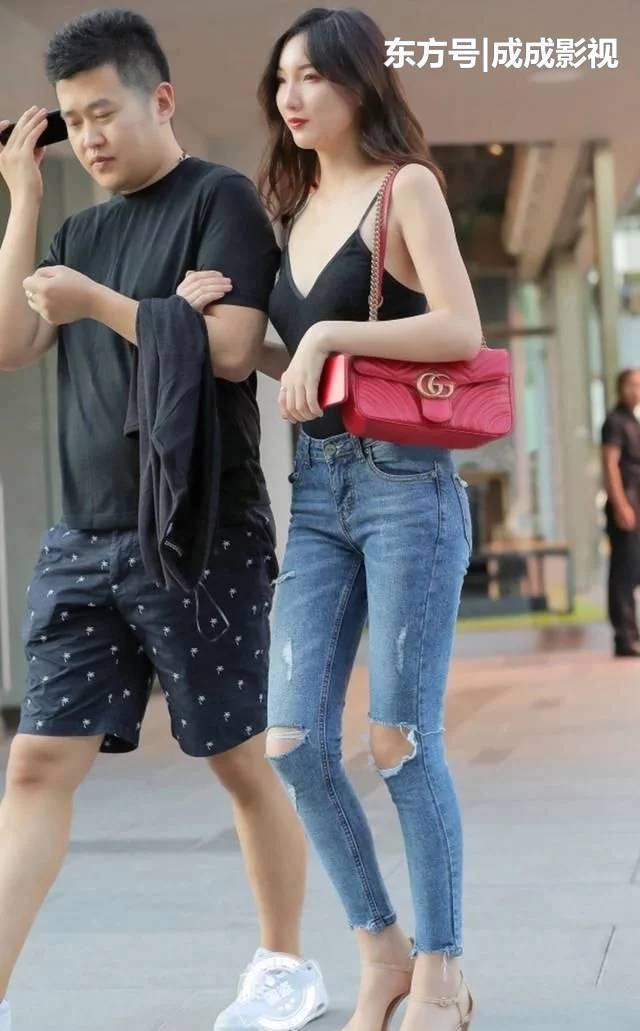  吊带装|蓝色紧身牛仔裤搭配黑色吊带装，小姐姐身材很好