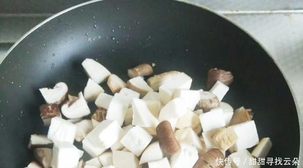 是把“蚝油”放在开头,还是刚从锅里放出来,大厨放10倍新鲜