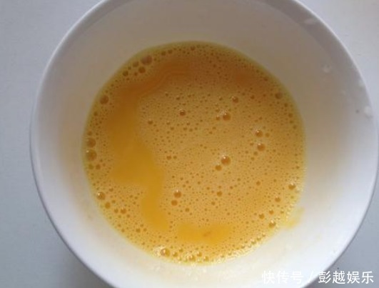鸡蛋羹总是蒸的不嫩滑教你3个小技巧,蛋羹无蜂窝,吃着像布丁
