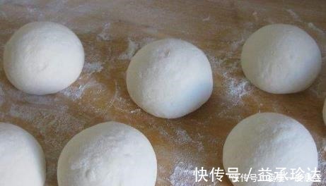 冬天发酵蒸馒头,不用酵母粉,用上1个小技巧,快速发满一大盆