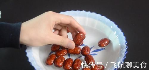 小窍门|红枣别再只用水洗,教你1分钟把红枣清洗干净,抓紧告知身边的人