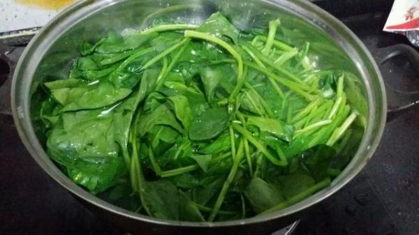 必须要焯水的5种蔬菜,很多人都省略了这步,难怪吃了会肚子疼