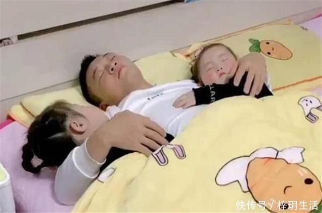 家庭地位|三胞胎中男娃最“惨”,宝爸带三胞胎午睡走红,家庭地位一目了然