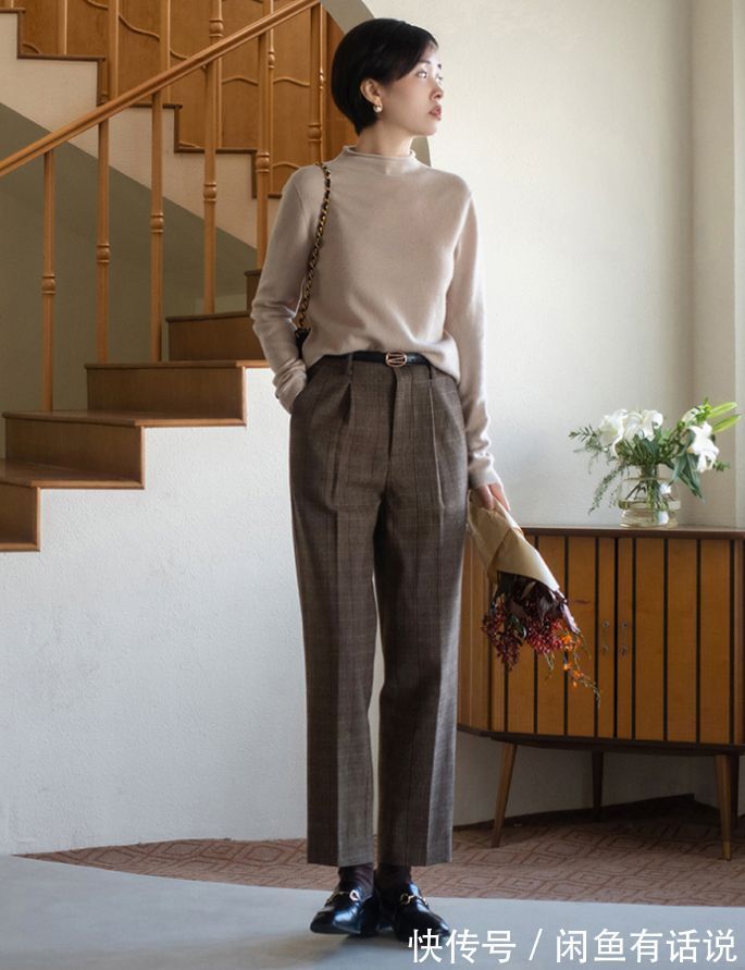 穿搭 真正优雅的中年女人,冬天都在穿“毛衣+奶茶裤”,保暖又显气质