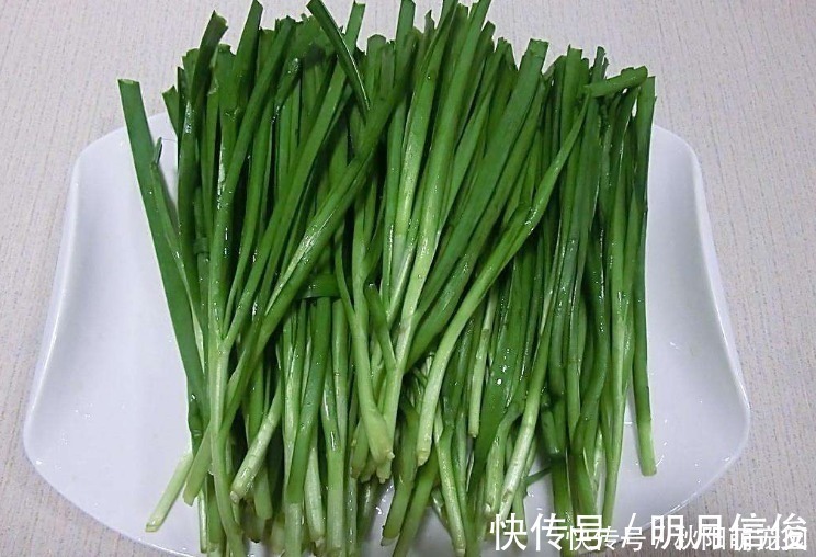 菜肴|韭菜别再包饺子了，和此物是绝配，美味下饭，补钙质，肠道通畅了